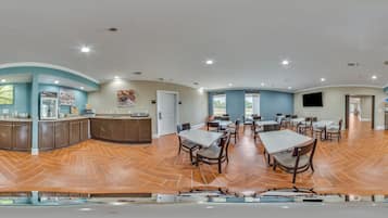 Free daily English breakfast