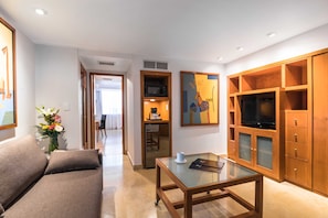 Zimmersafe, Schreibtisch, schallisolierte Zimmer, Bügeleisen/Bügelbrett