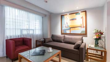 Studiosuite, 2 Doppelbetten | Zimmersafe, Schreibtisch, schallisolierte Zimmer, Bügeleisen/Bügelbrett