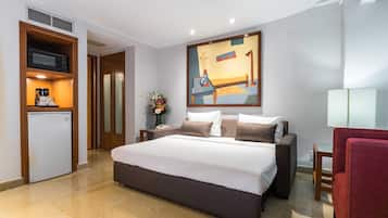 Suite estudio, 2 camas matrimoniales | Caja de seguridad en la habitación, escritorio y insonorización