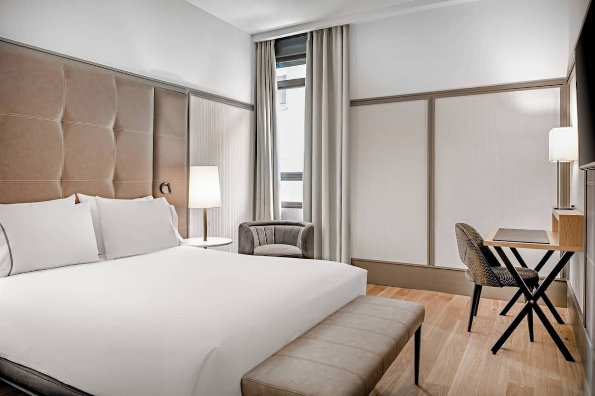 Standard Room, 1 Queen Bed | Minibar, in-room safe, desk, blackout drapes