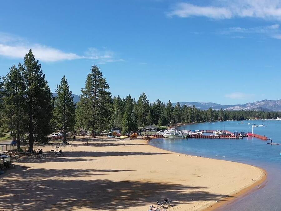 In Strandnähe, weißer Sandstrand