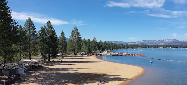 Una playa cerca, arena blanca