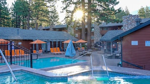 Una piscina al aire libre de temporada, sillones reclinables de piscina