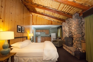 Studio Suite, 1 King Bed | Egyptian cotton sheets, premium bedding, down comforters, in-room safe