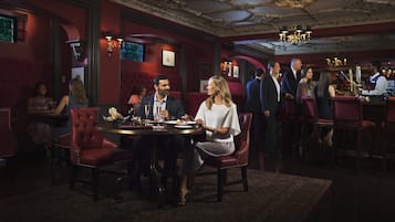 Serverer lunsj, middag og happy hour