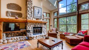 Meadows Townhome 4 Bedroom Platinum | Living area | LCD TV