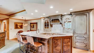 Highlands Lodge 3 Bedroom Platinum | Private kitchen | Fridge, microwave, oven, stovetop