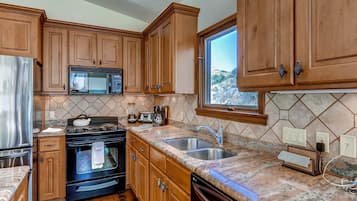 Meadows Townhome 4 Bedroom | Private kitchen | Fridge, microwave, oven, stovetop