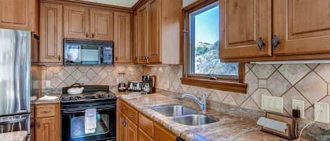 Meadows Townhome 4 Bedroom | Private kitchen | Fridge, microwave, oven, stovetop