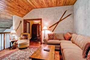 スーペリア トリプルルーム マウンテンビュー (3 Bedroom , 3 Bathroom) | リビングルーム | 液晶テレビ