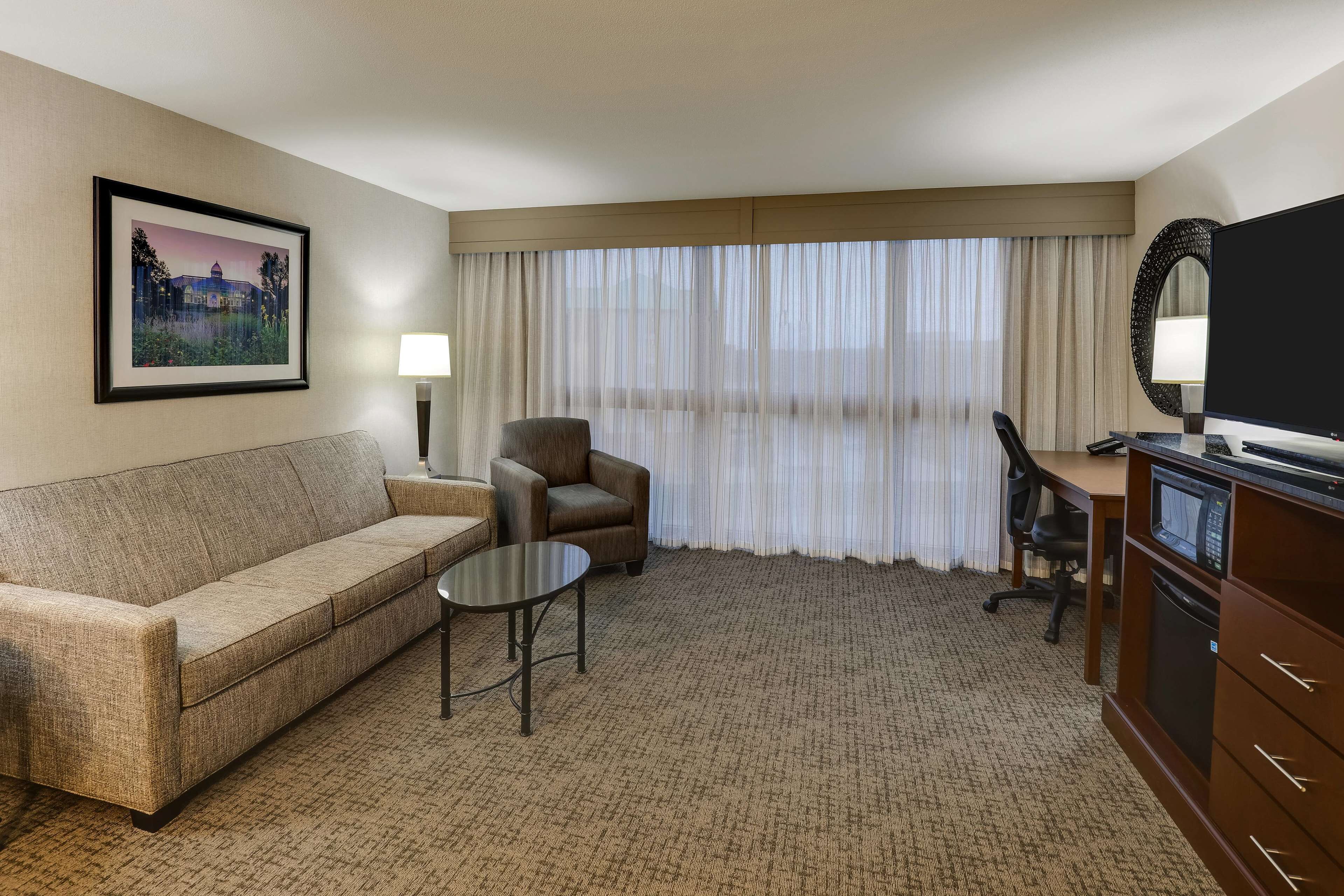 Suite, 1 kingsize-seng med sovesofa (UpFloor,Oversized,Sofa Sleeper,2Rooms) | Senger med overmadrass, skrivebord og skrivebord for bærbar PC