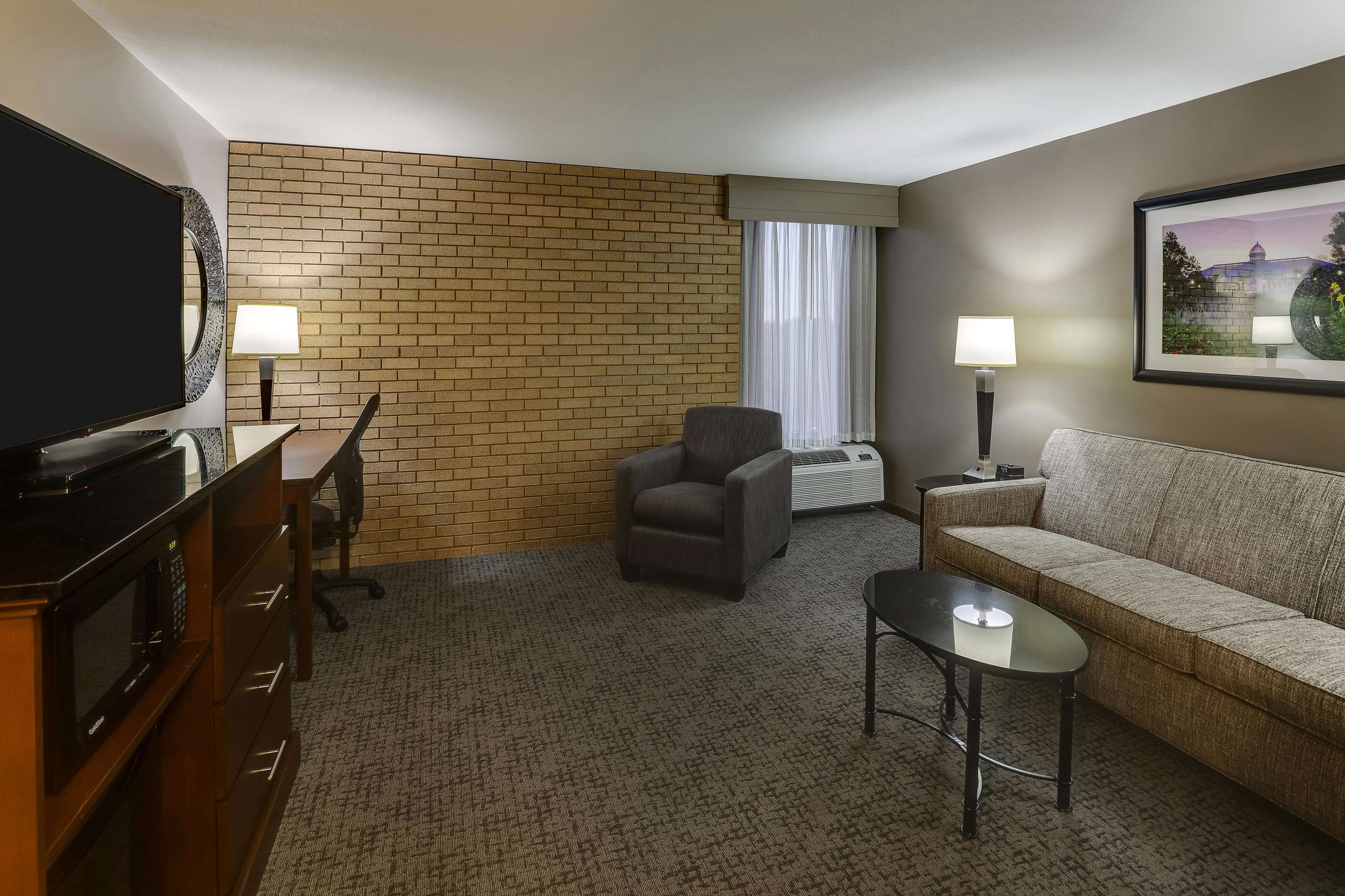 1 bedroom, pillow-top beds, desk, laptop workspace