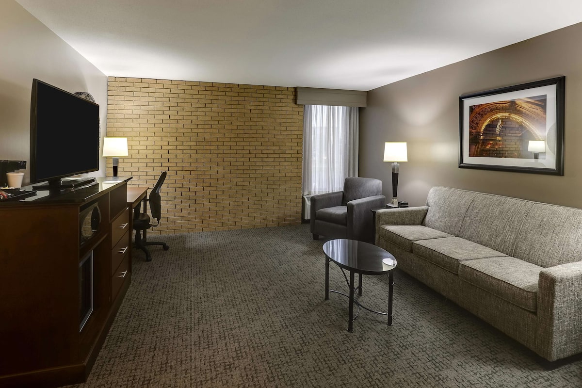 1 bedroom, pillow-top beds, desk, laptop workspace