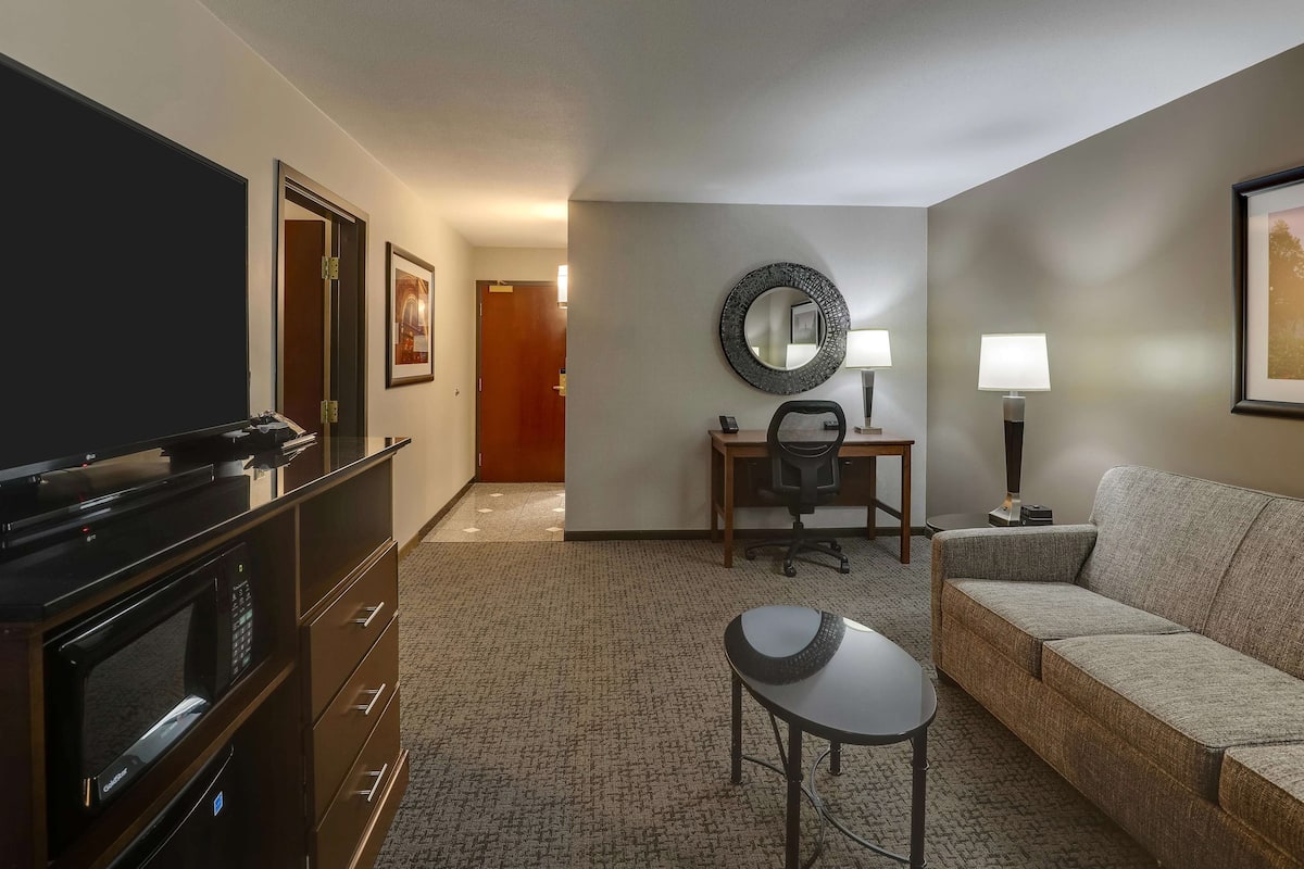 1 bedroom, pillow-top beds, desk, laptop workspace