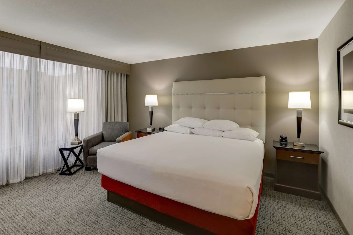 1 bedroom, pillow-top beds, desk, laptop workspace