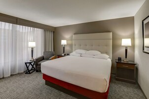 Pillowtop-bedden, een bureau, een laptopwerkplek