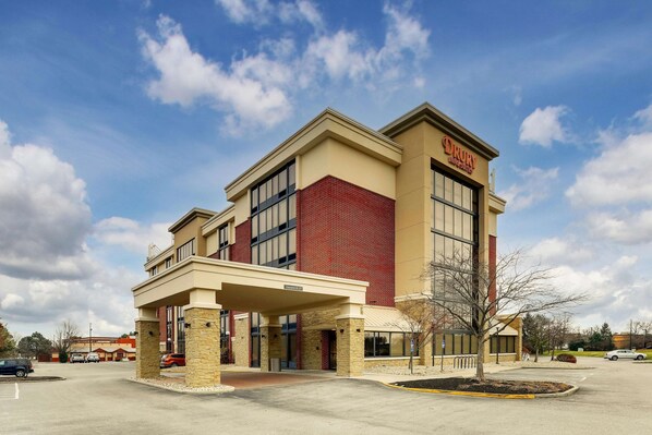 A Drury hotel with a brick facade, large windows, and a covered entrance. - Drury Inn & Suites Columbus Dublin (Dublin)