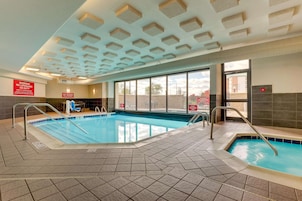 Een binnenzwembad, een seizoensgebonden buitenzwembad