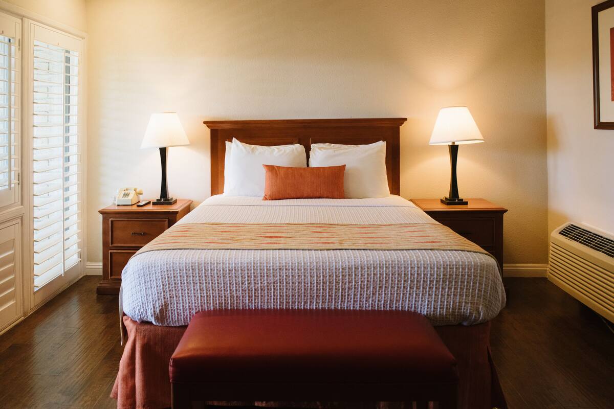 Standard Room, 1 Queen Bed | Desk, iron/ironing board (on request), WiFi (free), bed sheets