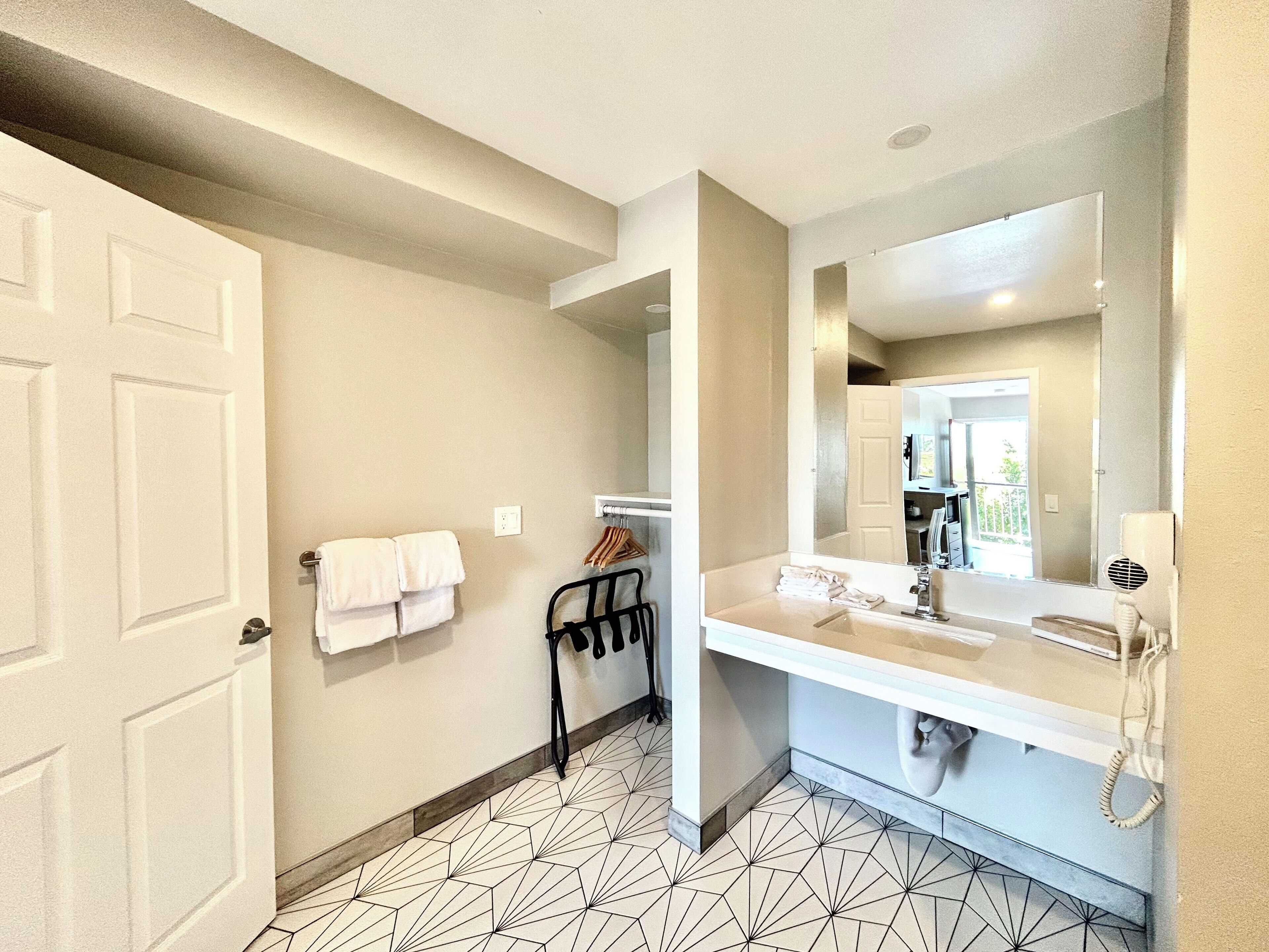 accessible double full | desk, iron/ironing board, free wifi, bed sheets