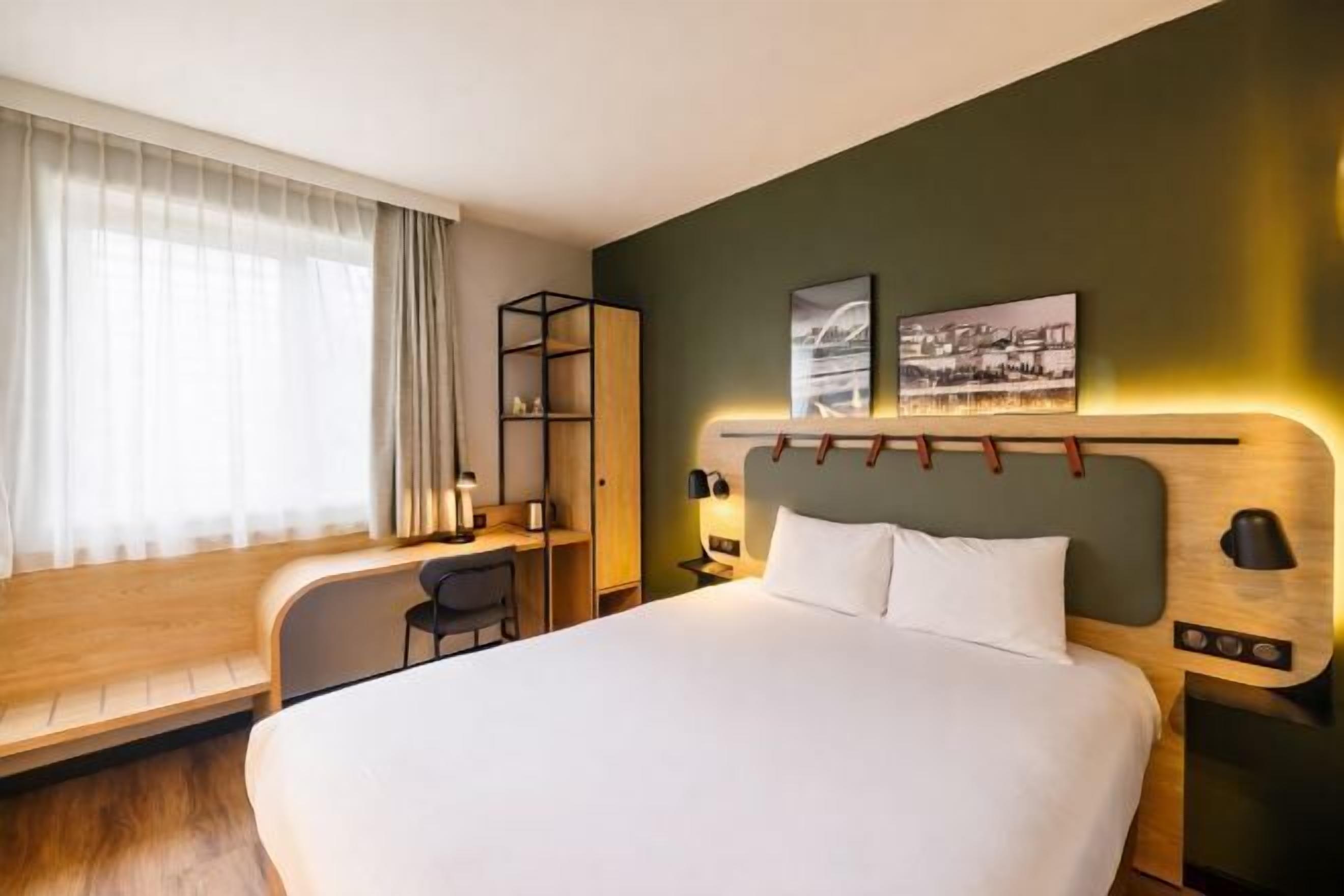 Premium bedding, in-room safe, desk, laptop workspace