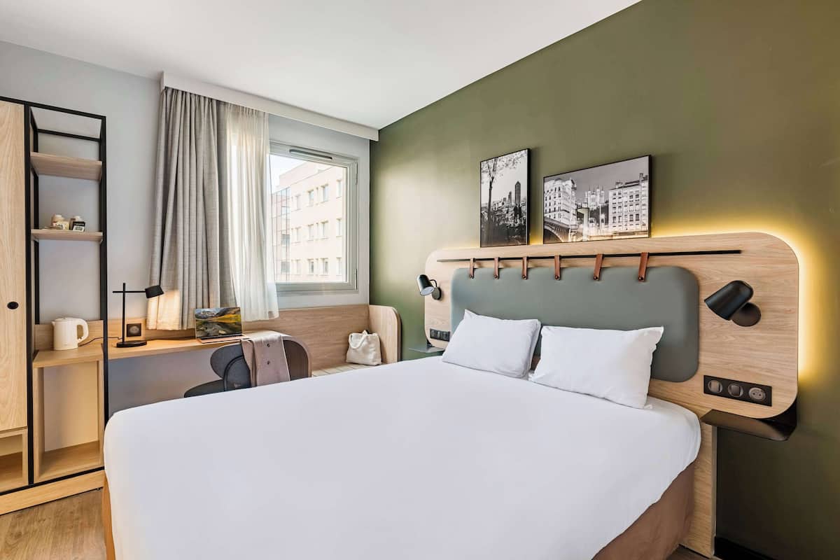 Premium bedding, in-room safe, desk, laptop workspace
