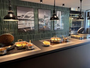 Se sirven almuerzos y cenas, cocina francesa