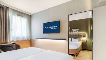 Next Generation, Habitación, varias camas | Ropa de cama de alta calidad y caja de seguridad en la habitación