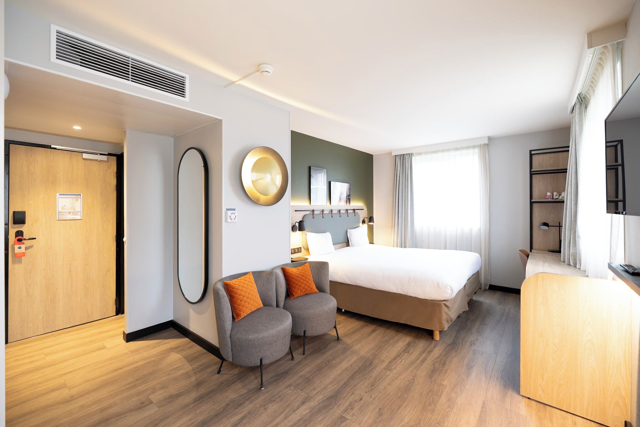 Next Generation, Kamer, Meerdere bedden | Luxe beddengoed, een kluis op de kamer, een bureau, een laptopwerkplek