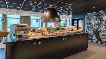 Petit déjeuner buffet servi en semaine (15 EUR par personne)