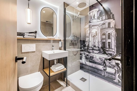 Shower, eco-friendly toiletries, hair dryer, towels. Campanile PRIME - Lyon Centre Gare Part Dieu