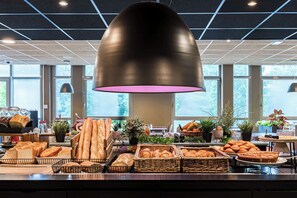 Buffet breakfast on weekdays (EUR 15 per person)