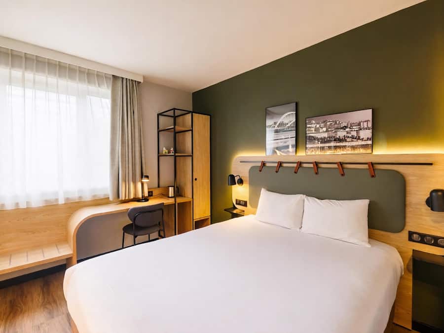 Premium bedding, in-room safe, desk, laptop workspace