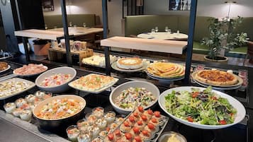 Lunch och middag serveras, njut av de goda smakerna från franska köket.