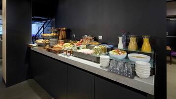 Petit déjeuner, déjeuner et dîner servis sur place