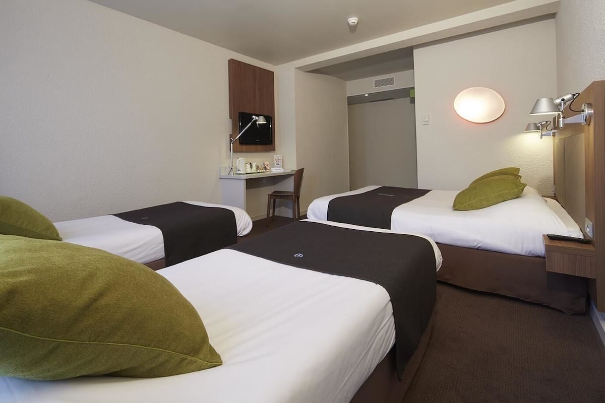 Habitación estándar, 3 camas individuales | Ropa de cama de alta calidad y escritorio