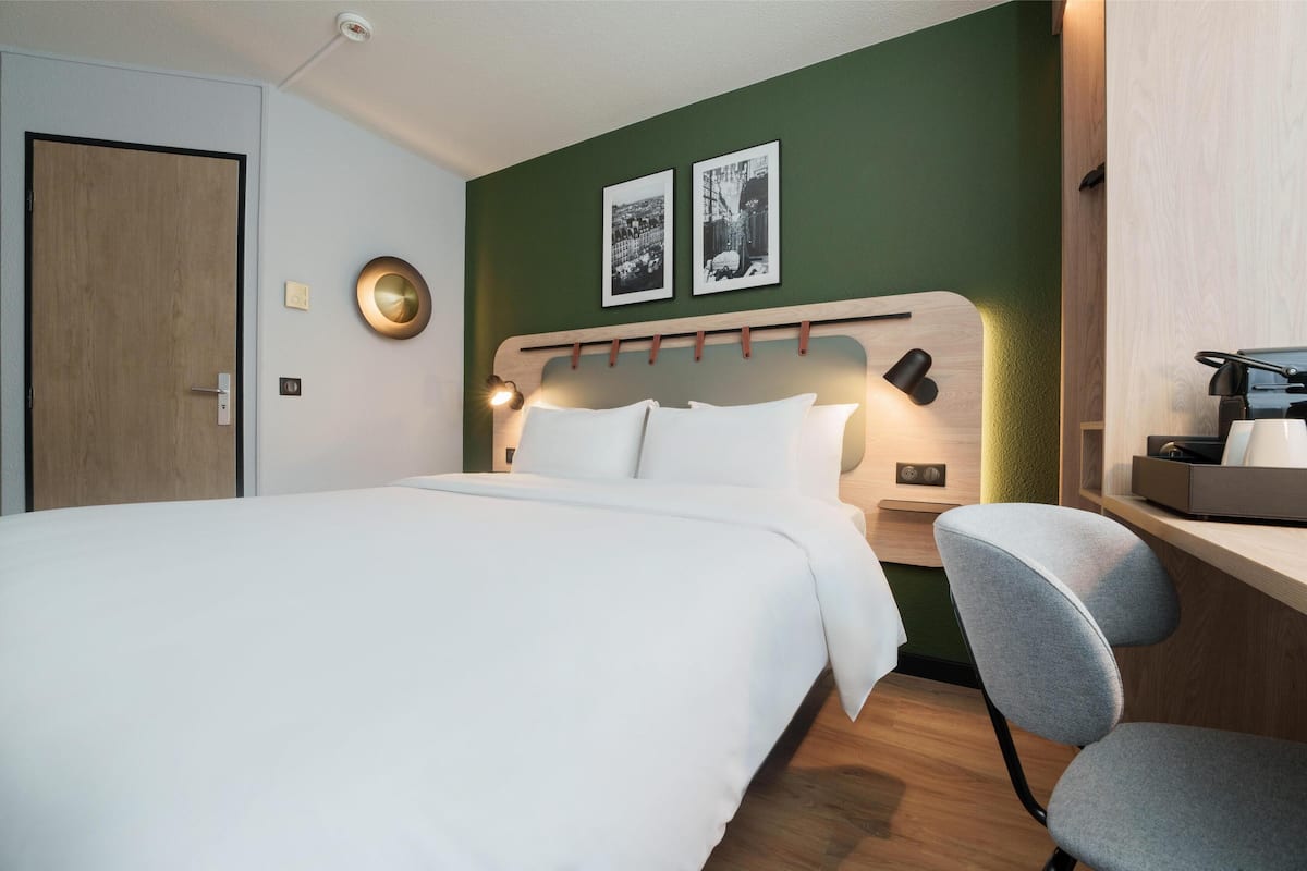 Habitación superior, 1 cama King size | Ropa de cama de alta calidad y escritorio