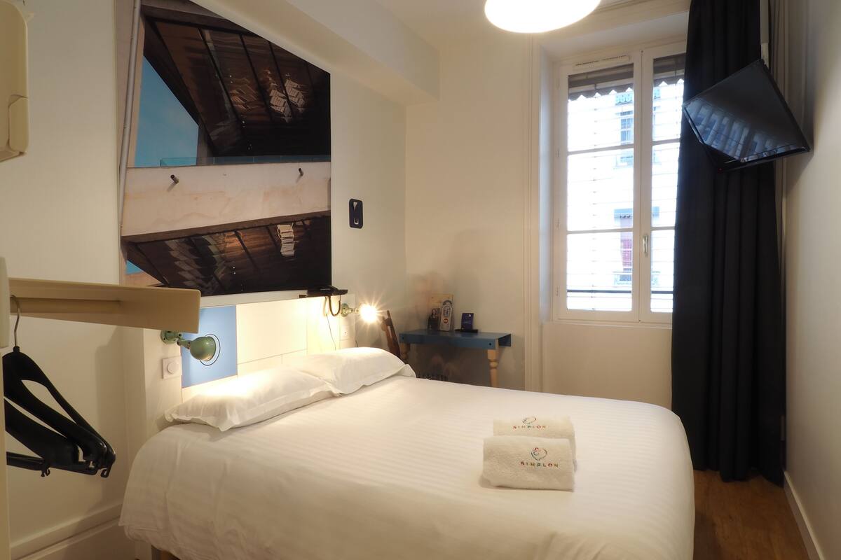 Desk, soundproofing, free WiFi, bed sheets