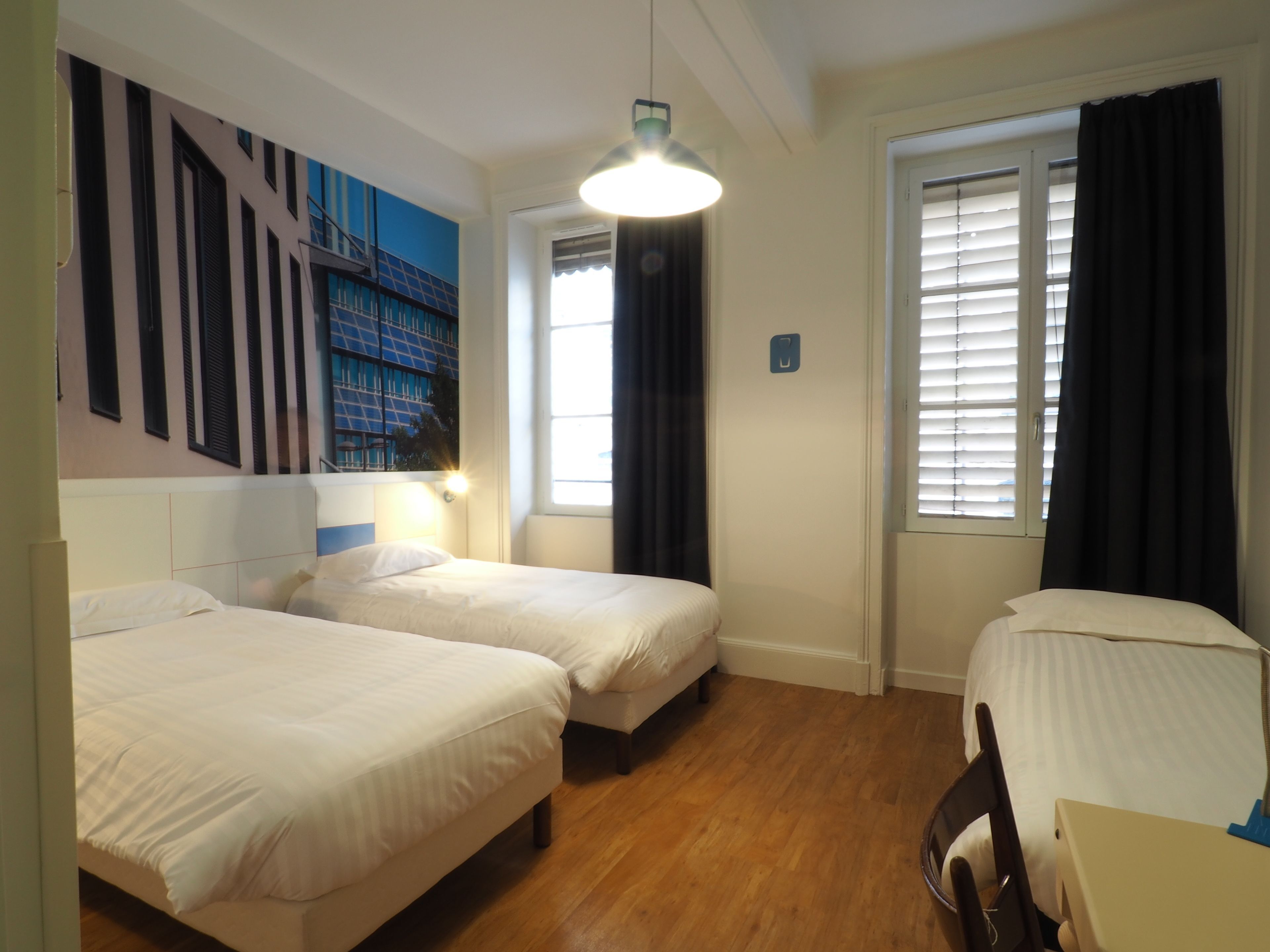 Desk, soundproofing, free WiFi, bed sheets