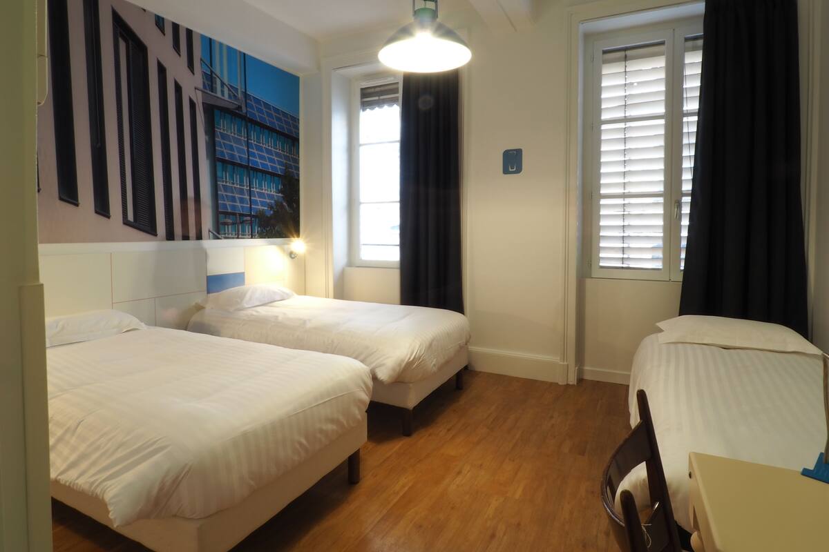 Desk, soundproofing, free WiFi, bed sheets