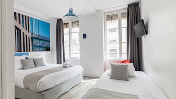 Habitación triple | Escritorio, insonorización, wifi gratis y ropa de cama