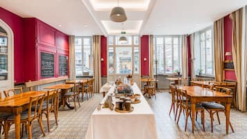 Se ofrece un desayuno bufé todos los días (16 EUR por persona)
