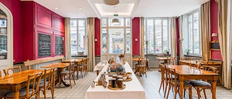 Dagelijks ontbijtbuffet (EUR 16 per persoon)