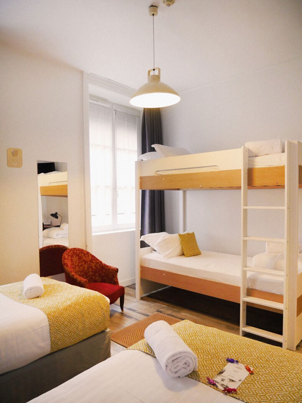 Desk, soundproofing, free WiFi, bed sheets