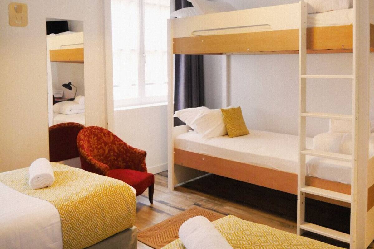 Desk, soundproofing, free WiFi, bed sheets