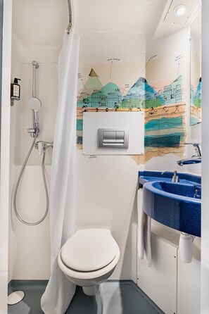 Single Room | Bathroom | Hair dryer, towels