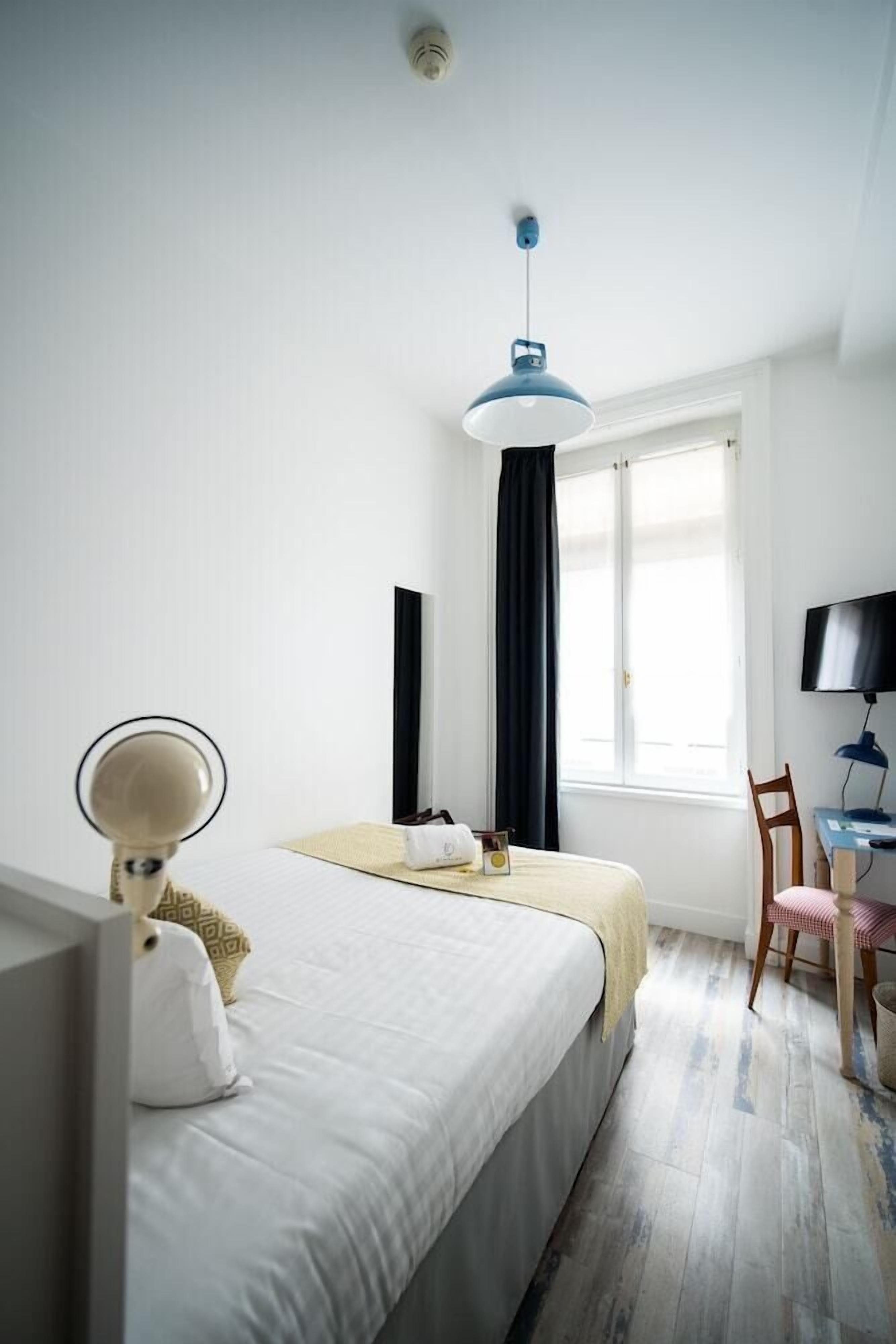 Desk, soundproofing, free WiFi, bed sheets