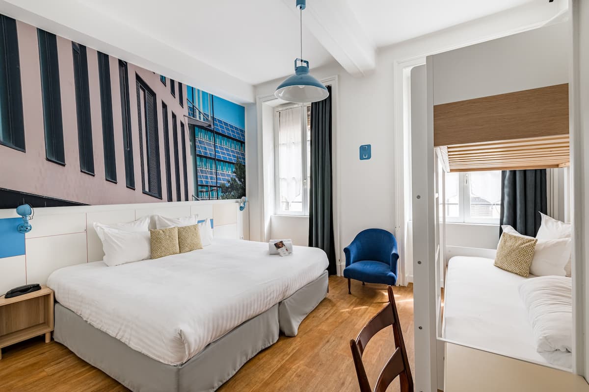 Desk, soundproofing, free WiFi, bed sheets