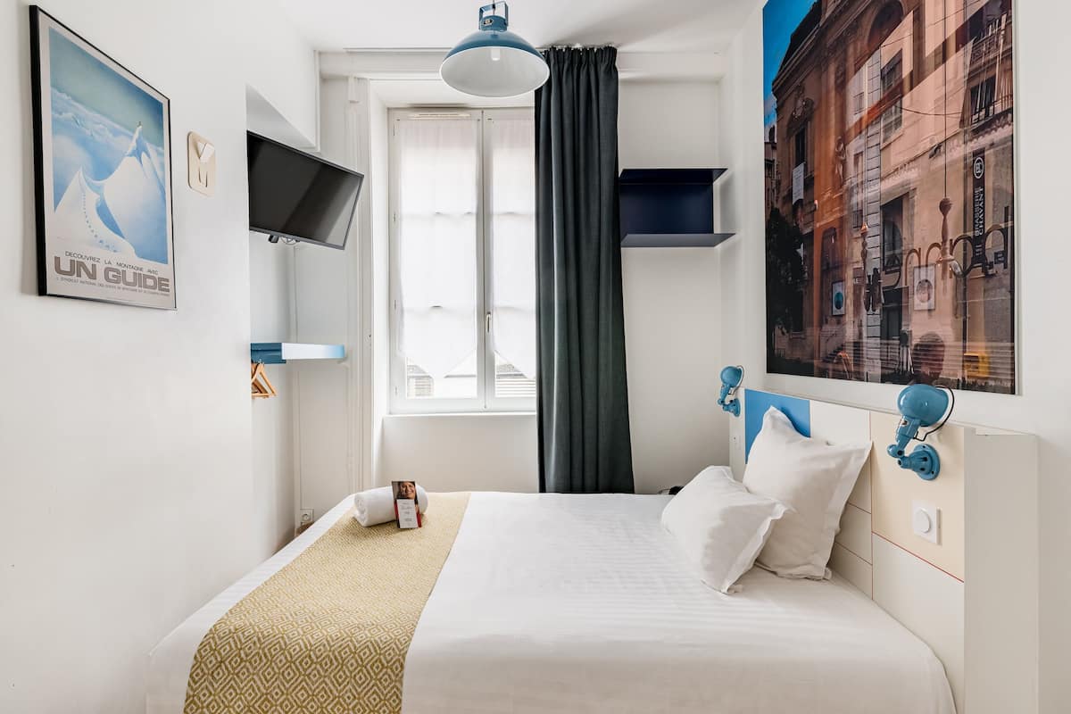 Desk, soundproofing, free WiFi, bed sheets